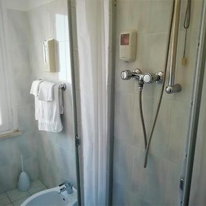Camera piccola con letto queen size